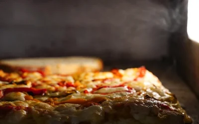 Pizza alla pala : qu&rsquo;est-ce que c&rsquo;est ? Histoire et spécificités de la pizza romaine à la pelle